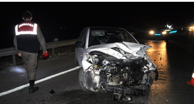 OTOMOBİL BARİYERLERE ÇARPTI
