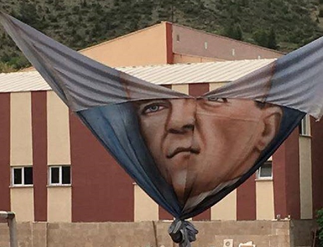 YIRTIK ATATÜRK POSTERİNE TEPKİ