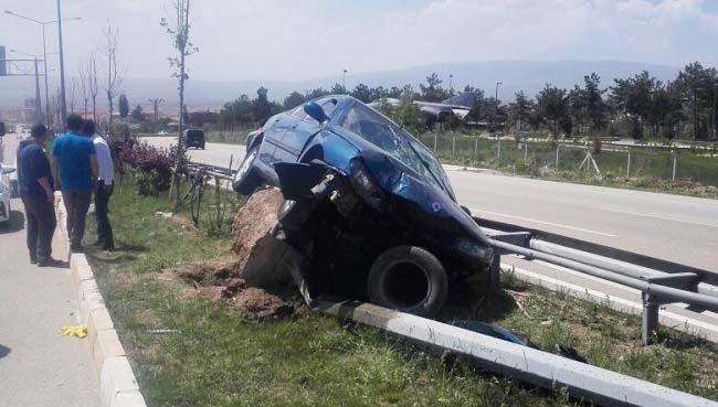 ÇORUM’DA OTOMOBİL DİREĞİ YIKTI