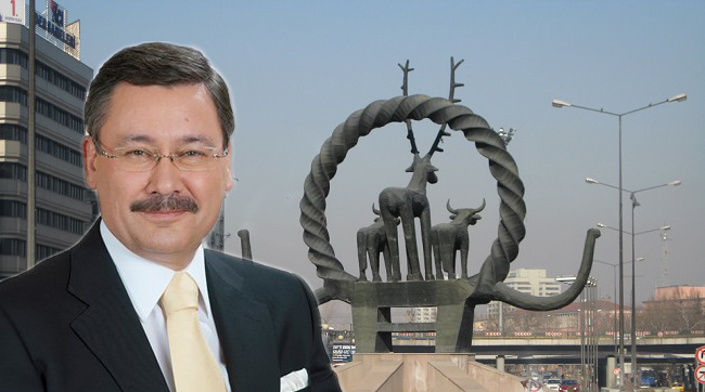 ÇORUM HEYKELİN PEŞİNE DÜŞTÜ