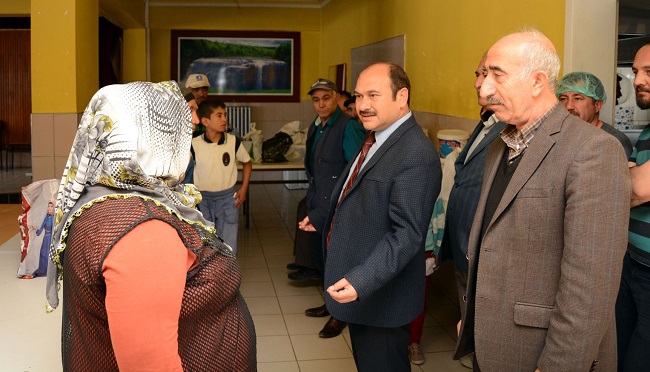 ALACA BELEDİYESİ AŞEVİ ARACILIĞIYLA RAMAZAN AYINDA İHTİYAÇ SAHİBİ 4500 KİŞİYE 3 ÇEŞİT SICAK YEMEK VE PİDE VERİYOR. (M. MUTTALİP YALÇIN/ÇORUM-İHA)