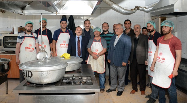 ALACA BELEDİYESİ AŞEVİ ARACILIĞIYLA RAMAZAN AYINDA İHTİYAÇ SAHİBİ 4500 KİŞİYE 3 ÇEŞİT SICAK YEMEK VE PİDE VERİYOR. (M. MUTTALİP YALÇIN/ÇORUM-İHA)