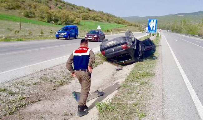 OTOMOBİL ORTA REFÜJE DEVRİLDİ