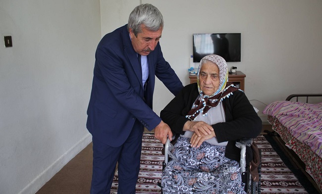 SANDALYE YARDIMINDA BULUNDULAR (SERKAN ŞANSEVER/ÇORUM-İHA)