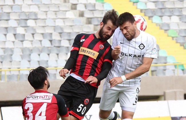 SPOR TOTO 3.LİG 1. GRUP YARI FİNAL RÖVANŞ MAÇINDA İLK MAÇTA 2-0 MAĞLUP OLDUĞU ÇORUM BELEDİYESPOR'U KONUK EDEN ALTAY, 90 DAKİKA SONUNDA RAKİBİNE KARŞI 2-0'LIK ÜSTÜNLÜK KURUNCA MAÇ UZATMAYA GİTTİ. ALTAY, UZATMA DAKİKALARINDA BULDUĞU GOLLERLE SKORU 4-0 YAPARAK FİNALE ADINI YAZDIRDI. (ALİ GÖZETEN/İZMİR-İHA)