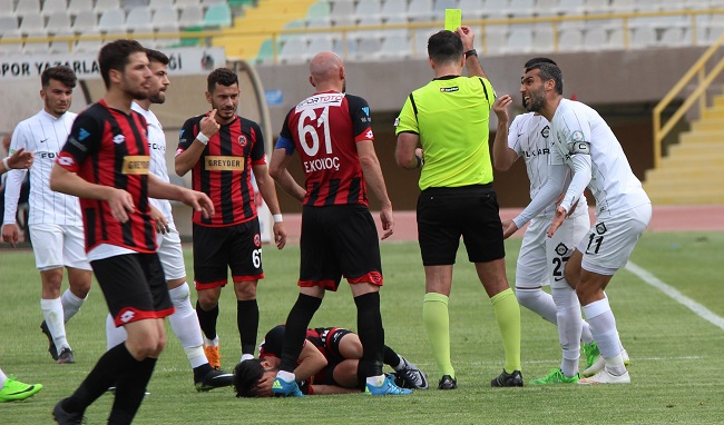 SPOR TOTO 3.LİG 1. GRUP YARI FİNAL RÖVANŞ MAÇINDA İLK MAÇTA 2-0 MAĞLUP OLDUĞU ÇORUM BELEDİYESPOR'U KONUK EDEN ALTAY, 90 DAKİKA SONUNDA RAKİBİNE KARŞI 2-0'LIK ÜSTÜNLÜK KURUNCA MAÇ UZATMAYA GİTTİ. ALTAY, UZATMA DAKİKALARINDA BULDUĞU GOLLERLE SKORU 4-0 YAPARAK FİNALE ADINI YAZDIRDI. (ALİ GÖZETEN/İZMİR-İHA)