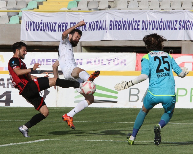 SPOR TOTO 3.LİG 1. GRUP YARI FİNAL RÖVANŞ MAÇINDA İLK MAÇTA 2-0 MAĞLUP OLDUĞU ÇORUM BELEDİYESPOR'U KONUK EDEN ALTAY, 90 DAKİKA SONUNDA RAKİBİNE KARŞI 2-0'LIK ÜSTÜNLÜK KURUNCA MAÇ UZATMAYA GİTTİ. ALTAY, UZATMA DAKİKALARINDA BULDUĞU GOLLERLE SKORU 4-0 YAPARAK FİNALE ADINI YAZDIRDI. (ALİ GÖZETEN/İZMİR-İHA)