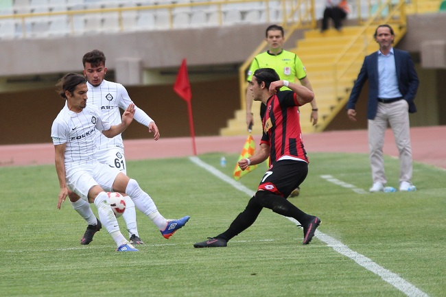 SPOR TOTO 3.LİG 1. GRUP YARI FİNAL RÖVANŞ MAÇINDA İLK MAÇTA 2-0 MAĞLUP OLDUĞU ÇORUM BELEDİYESPOR'U KONUK EDEN ALTAY, 90 DAKİKA SONUNDA RAKİBİNE KARŞI 2-0'LIK ÜSTÜNLÜK KURUNCA MAÇ UZATMAYA GİTTİ. ALTAY, UZATMA DAKİKALARINDA BULDUĞU GOLLERLE SKORU 4-0 YAPARAK FİNALE ADINI YAZDIRDI. (ALİ GÖZETEN/İZMİR-İHA)