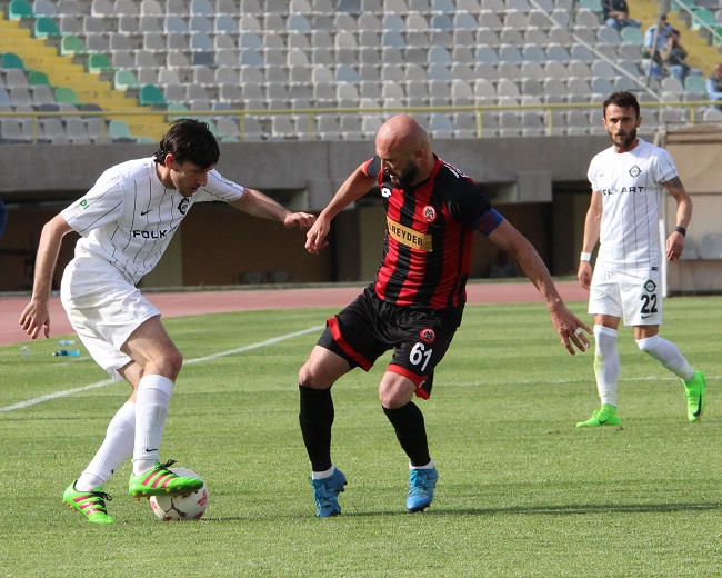 SPOR TOTO 3.LİG 1. GRUP YARI FİNAL RÖVANŞ MAÇINDA İLK MAÇTA 2-0 MAĞLUP OLDUĞU ÇORUM BELEDİYESPOR'U KONUK EDEN ALTAY, 90 DAKİKA SONUNDA RAKİBİNE KARŞI 2-0'LIK ÜSTÜNLÜK KURUNCA MAÇ UZATMAYA GİTTİ. ALTAY, UZATMA DAKİKALARINDA BULDUĞU GOLLERLE SKORU 4-0 YAPARAK FİNALE ADINI YAZDIRDI. (ALİ GÖZETEN/İZMİR-İHA)