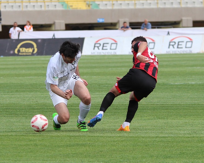 SPOR TOTO 3.LİG 1. GRUP YARI FİNAL RÖVANŞ MAÇINDA İLK MAÇTA 2-0 MAĞLUP OLDUĞU ÇORUM BELEDİYESPOR'U KONUK EDEN ALTAY, 90 DAKİKA SONUNDA RAKİBİNE KARŞI 2-0'LIK ÜSTÜNLÜK KURUNCA MAÇ UZATMAYA GİTTİ. ALTAY, UZATMA DAKİKALARINDA BULDUĞU GOLLERLE SKORU 4-0 YAPARAK FİNALE ADINI YAZDIRDI. (ALİ GÖZETEN/İZMİR-İHA)