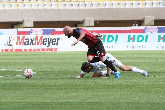 SPOR TOTO 3.LİG 1. GRUP YARI FİNAL RÖVANŞ MAÇINDA İLK MAÇTA 2-0 MAĞLUP OLDUĞU ÇORUM BELEDİYESPOR'U KONUK EDEN ALTAY, 90 DAKİKA SONUNDA RAKİBİNE KARŞI 2-0'LIK ÜSTÜNLÜK KURUNCA MAÇ UZATMAYA GİTTİ. ALTAY, UZATMA DAKİKALARINDA BULDUĞU GOLLERLE SKORU 4-0 YAPARAK FİNALE ADINI YAZDIRDI. (ALİ GÖZETEN/İZMİR-İHA)