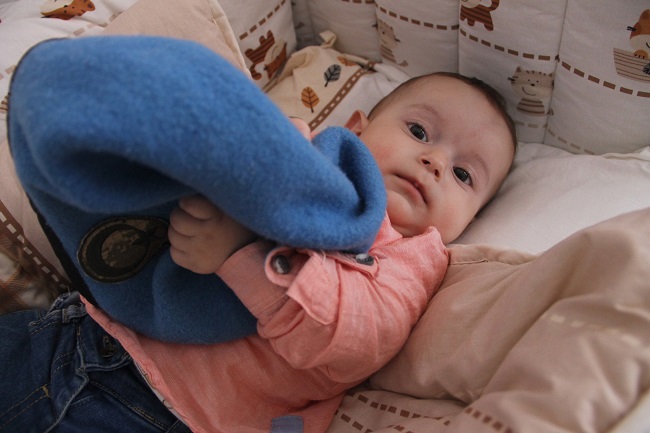 DİYARBAKIR’DA TERÖR ÖRGÜTÜ PKK MENSUPLARININ SALDIRISINDA ŞEHİT OLAN 26 YAŞINDAKİ JANDARMA UZMAN ÇAVUŞ KADİR KARAMAN’IN 6 AYLIK BEBEĞİ, BABASININ EŞYALARINI KOKLAYARAK BÜYÜYOR. (YILMAZ ATAR/BİNGÖL-İHA)