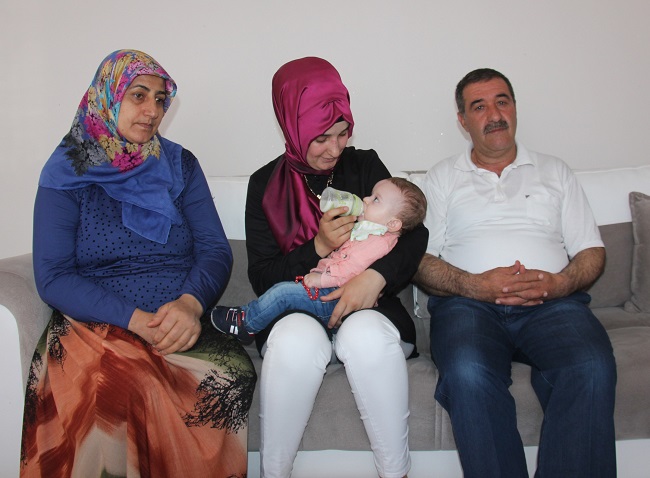 DİYARBAKIR’DA TERÖR ÖRGÜTÜ PKK MENSUPLARININ SALDIRISINDA ŞEHİT OLAN 26 YAŞINDAKİ JANDARMA UZMAN ÇAVUŞ KADİR KARAMAN’IN 6 AYLIK BEBEĞİ, BABASININ EŞYALARINI KOKLAYARAK BÜYÜYOR. (YILMAZ ATAR/BİNGÖL-İHA)