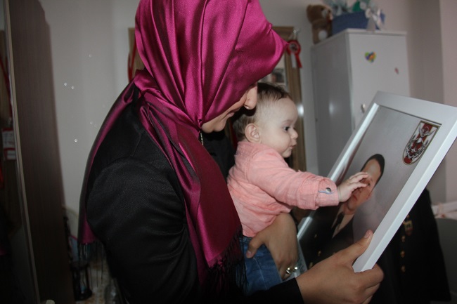 DİYARBAKIR’DA TERÖR ÖRGÜTÜ PKK MENSUPLARININ SALDIRISINDA ŞEHİT OLAN 26 YAŞINDAKİ JANDARMA UZMAN ÇAVUŞ KADİR KARAMAN’IN 6 AYLIK BEBEĞİ, BABASININ EŞYALARINI KOKLAYARAK BÜYÜYOR. (YILMAZ ATAR/BİNGÖL-İHA)