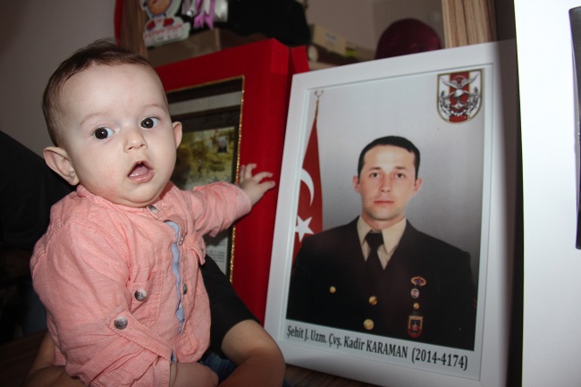 DİYARBAKIR’DA TERÖR ÖRGÜTÜ PKK MENSUPLARININ SALDIRISINDA ŞEHİT OLAN 26 YAŞINDAKİ JANDARMA UZMAN ÇAVUŞ KADİR KARAMAN’IN 6 AYLIK BEBEĞİ, BABASININ EŞYALARINI KOKLAYARAK BÜYÜYOR. (YILMAZ ATAR/BİNGÖL-İHA)