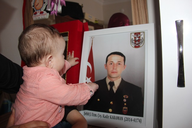 DİYARBAKIR’DA TERÖR ÖRGÜTÜ PKK MENSUPLARININ SALDIRISINDA ŞEHİT OLAN 26 YAŞINDAKİ JANDARMA UZMAN ÇAVUŞ KADİR KARAMAN’IN 6 AYLIK BEBEĞİ, BABASININ EŞYALARINI KOKLAYARAK BÜYÜYOR. (YILMAZ ATAR/BİNGÖL-İHA)
