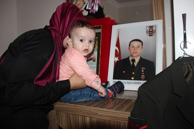 DİYARBAKIR’DA TERÖR ÖRGÜTÜ PKK MENSUPLARININ SALDIRISINDA ŞEHİT OLAN 26 YAŞINDAKİ JANDARMA UZMAN ÇAVUŞ KADİR KARAMAN’IN 6 AYLIK BEBEĞİ, BABASININ EŞYALARINI KOKLAYARAK BÜYÜYOR. (YILMAZ ATAR/BİNGÖL-İHA)