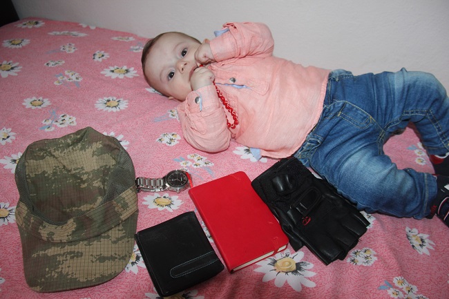 DİYARBAKIR’DA TERÖR ÖRGÜTÜ PKK MENSUPLARININ SALDIRISINDA ŞEHİT OLAN 26 YAŞINDAKİ JANDARMA UZMAN ÇAVUŞ KADİR KARAMAN’IN 6 AYLIK BEBEĞİ, BABASININ EŞYALARINI KOKLAYARAK BÜYÜYOR. (YILMAZ ATAR/BİNGÖL-İHA)