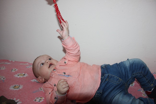 DİYARBAKIR’DA TERÖR ÖRGÜTÜ PKK MENSUPLARININ SALDIRISINDA ŞEHİT OLAN 26 YAŞINDAKİ JANDARMA UZMAN ÇAVUŞ KADİR KARAMAN’IN 6 AYLIK BEBEĞİ, BABASININ EŞYALARINI KOKLAYARAK BÜYÜYOR. (YILMAZ ATAR/BİNGÖL-İHA)