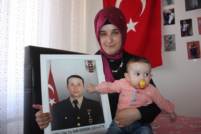 2015 YILI EKİM AYINDA ŞEHİT JANDARMA UZMAN ÇAVUŞ KADİR KARAMAN'LA EVLENDİKLERİNİ İFADE EDEN SERAP KARAMAN, LİCE’DEKİ OPERASYONDA KENDİSİNİ ARAYARAK HENÜZ DÜNYAYA GELMEMİŞ OĞLUNA İYİ BAKMASINI VASİYET ETTİKTEN YARIM SAAT SONRA ŞEHİT DÜŞTÜĞÜNÜ ANLATTI. (YILMAZ ATAR/BİNGÖL-İHA)