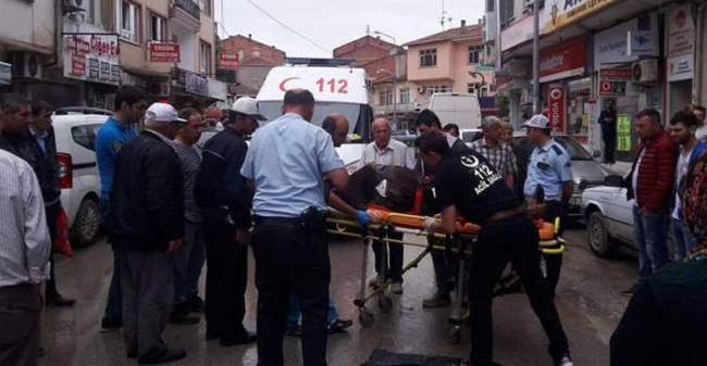 MOTOSİKLET YAŞLI KADINA ÇARPTI