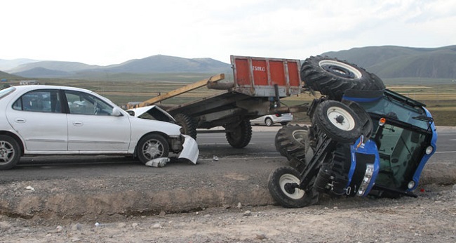 OTOMOBİL İLE TRAKTÖR ÇARPIŞTI
