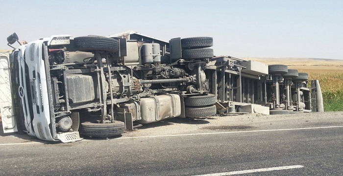 KAMYON SÜRÜCÜSÜ AĞIR YARALANDI