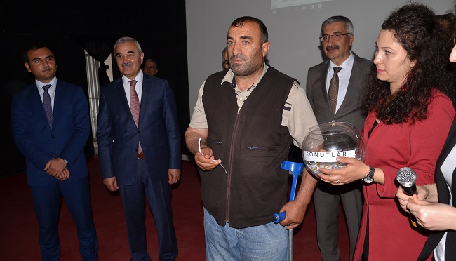 BAŞBAKANLIK TOPLU KONUT İDARESİ TARAFINDAN OSMANCIK İLÇESİNE YAPTIRILAN 198 KONUTUN HAK SAHİPLERİNE TESLİM EDİLİRKEN, ŞENYURT MAHALLESİNE YAPILACAK OLAN 138 KONUT İÇİN KURA ÇEKİLEREK HAK SAHİPLERİ BELİRLENDİ. (M. MUTTALİP YALÇIN/ÇORUM-İHA)