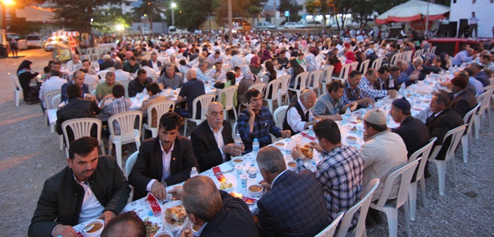 OSMANCIK İLÇESİNDE DÜZENLENEN KARDEŞLİK İFTARINDA ŞEHİT AİLELERİ, GAZİLER VE ENGELLİLERİN DE ARALARINDA BULUNDUĞU 2 BİN KİŞİ BİR ARADA ORUÇ AÇTI. (İSMAİL KABAKDERE/ÇORUM-İHA)