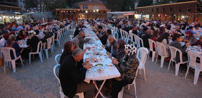 OSMANCIK İLÇESİNDE DÜZENLENEN KARDEŞLİK İFTARINDA ŞEHİT AİLELERİ, GAZİLER VE ENGELLİLERİN DE ARALARINDA BULUNDUĞU 2 BİN KİŞİ BİR ARADA ORUÇ AÇTI. (İSMAİL KABAKDERE/ÇORUM-İHA)
