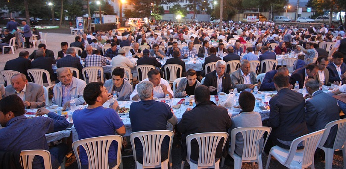 OSMANCIK İLÇESİNDE DÜZENLENEN KARDEŞLİK İFTARINDA ŞEHİT AİLELERİ, GAZİLER VE ENGELLİLERİN DE ARALARINDA BULUNDUĞU 2 BİN KİŞİ BİR ARADA ORUÇ AÇTI. (İSMAİL KABAKDERE/ÇORUM-İHA)