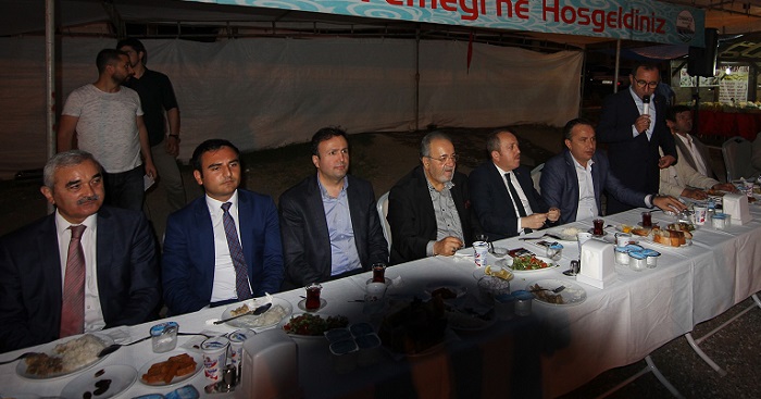 OSMANCIK İLÇESİNDE DÜZENLENEN KARDEŞLİK İFTARINDA ŞEHİT AİLELERİ, GAZİLER VE ENGELLİLERİN DE ARALARINDA BULUNDUĞU 2 BİN KİŞİ BİR ARADA ORUÇ AÇTI. (İSMAİL KABAKDERE/ÇORUM-İHA)