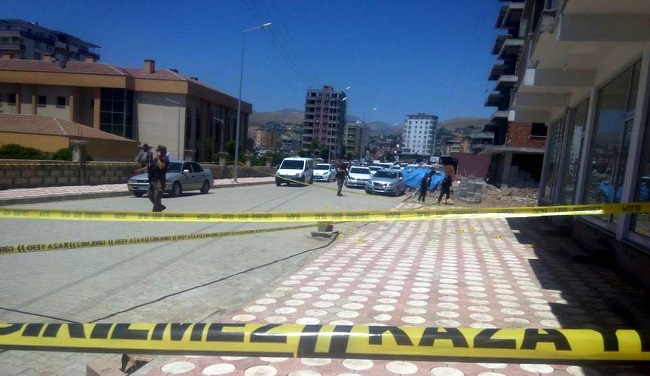 BATMAN’IN KOZLUK İLÇESİNDE KİMLİĞİ BELİRLENEMEYEN BİR KİŞİ, UZUN NAMLULU SİLAHLA ÇEVREYİ TARADI. OLAYDA, BİR ÖĞRETMEN AĞIR YARALANDI. ŞAHSIN YAKALANMASI İÇİN OPERASYON BAŞLATILDI. (OSMAN ARSLAN/BATMAN-İHA)