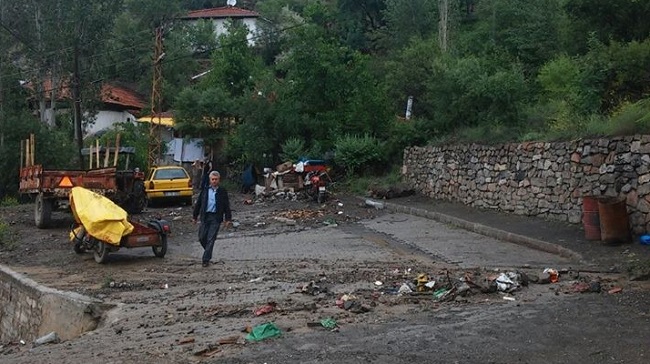 İLÇELERDE ŞİDDETLİ YAĞIŞ ETKİLİ OLDU