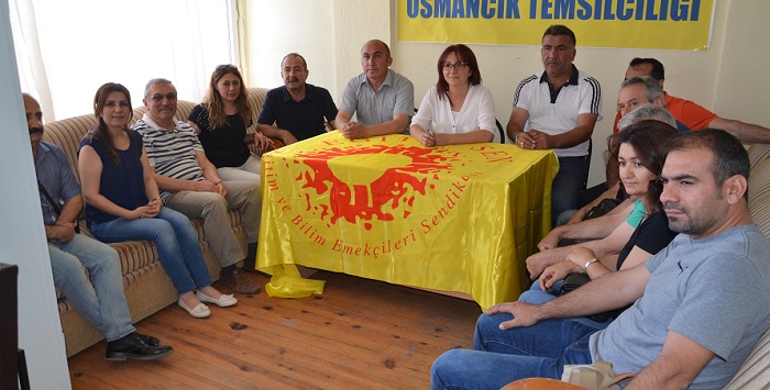 EĞİTİM SEN GENEL BAŞKANI FERAY AYTEKİN AYDOĞAN, BATMAN’IN KOZLUK İLÇESİNDE DÜZENLENEN HAİN TERÖR SALDIRISINDA ŞEHİT OLAN ÖĞRETMEN ŞENAY AYBÜKE YALÇIN’IN MEZARINI ZİYARET ETTİ. (İSMAİL KABAKDERE/ÇORUM-İHA)