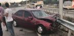 OTOMOBİL BARİYERLERE ÇARPTI: 1 YARALI