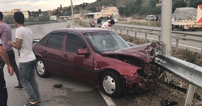 OTOMOBİL BARİYERLERE ÇARPTI: 1 YARALI
