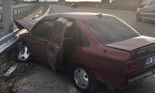 ÇORUM'UN SUNGURLU İLÇESİNDE KONTROLDEN ÇIKAN OTOMOBİLİN BARİYERLERE ÇARPMASI SONUCU MEYDANA GELEN TRAFİK KAZASINDA 1 KİŞİ YARALANDI. (SERKAN ŞANSEVER/ÇORUM-İHA)