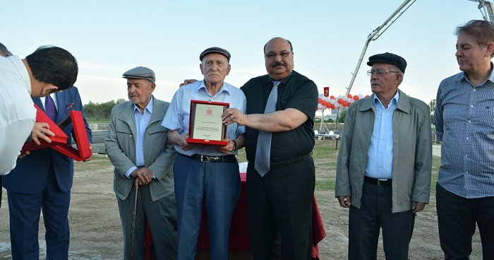 ÇORUM’UN ALACA İLÇESİNE YAPILACAK OLAN VE ARSASI HAYIRSEVERLER SECAATTİN-MEHMET VE METİN COŞKUN KARDEŞLER TARAFINDAN BAĞIŞLANAN HACI SÜLEYMAN COŞKUN ANADOLU İMAM HATİP LİSESİ’NİN TEMELİ DÜZENLENEN TÖRENLE ATILDI (M. MUTTALİP YALÇIN/ÇORUM-İHA)