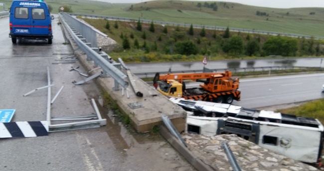 ÇORUM’DA BİR YOLCU OTOBÜSÜNÜN ÜST GEÇİTTEN UÇMASI SONUCU MEYDANA GELEN TRAFİK KAZASINDA 48 KİŞİ YARALANDI. (BÜLENT ÖZKALELİ - SERKAN ŞANSEVER/ÇORUM-İHA)