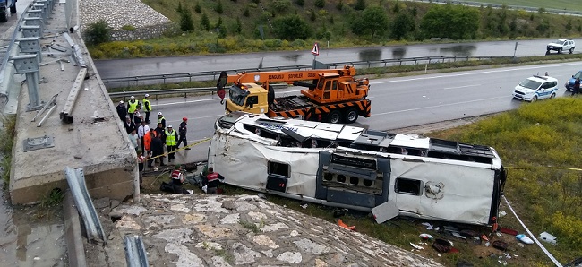 ÇORUM’DA BİR YOLCU OTOBÜSÜNÜN ÜST GEÇİTTEN UÇMASI SONUCU MEYDANA GELEN TRAFİK KAZASINDA 48 KİŞİ YARALANDI. (BÜLENT ÖZKALELİ - SERKAN ŞANSEVER/ÇORUM-İHA)