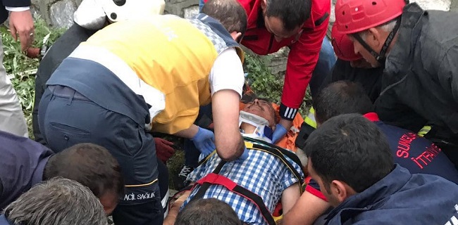 ÇORUM’DA BİR YOLCU OTOBÜSÜNÜN ÜST GEÇİTTEN UÇMASI SONUCU MEYDANA GELEN TRAFİK KAZASINDA 48 KİŞİ YARALANDI. (BÜLENT ÖZKALELİ - SERKAN ŞANSEVER/ÇORUM-İHA)