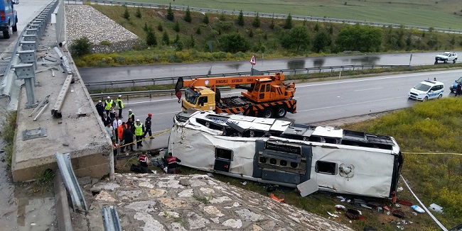 ÇORUM’DA BİR YOLCU OTOBÜSÜNÜN ÜST GEÇİTTEN UÇMASI SONUCU MEYDANA GELEN TRAFİK KAZASINDA 48 KİŞİ YARALANDI. (M. MUTTALİP YALÇIN - SERKAN ŞANSEVER/ÇORUM-İHA)
