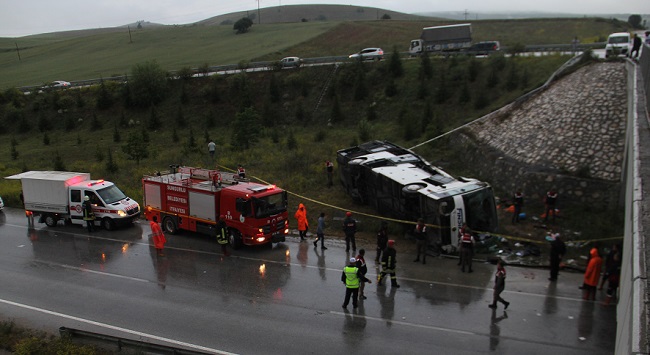 ÇORUM’DA BİR YOLCU OTOBÜSÜNÜN ÜST GEÇİTTEN UÇMASI SONUCU MEYDANA GELEN TRAFİK KAZASINDA 48 KİŞİ YARALANDI. (M. MUTTALİP YALÇIN - SERKAN ŞANSEVER/ÇORUM-İHA)