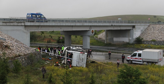 ÇORUM’DA BİR YOLCU OTOBÜSÜNÜN ÜST GEÇİTTEN UÇMASI SONUCU MEYDANA GELEN TRAFİK KAZASINDA 48 KİŞİ YARALANDI. (M. MUTTALİP YALÇIN - SERKAN ŞANSEVER/ÇORUM-İHA)