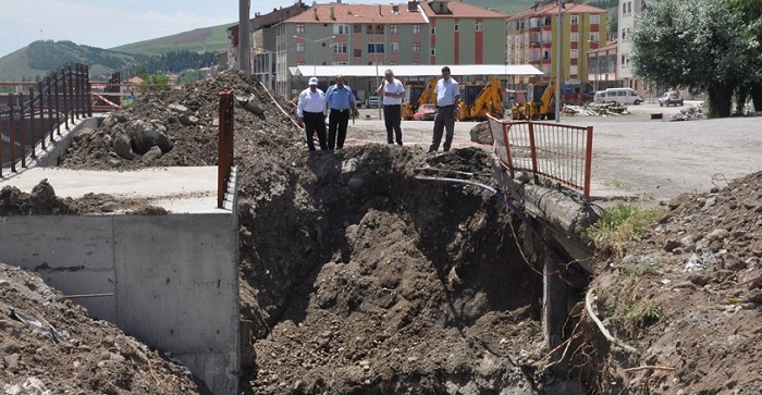 ÇORUM’UN BAYAT BELEDİYESİ BAŞLATTIĞI ALT YAPI SEFERBERLİĞİ HIZLA SÜRÜYOR. (M. MUTTALİP YALÇIN/ÇORUM-İHA)