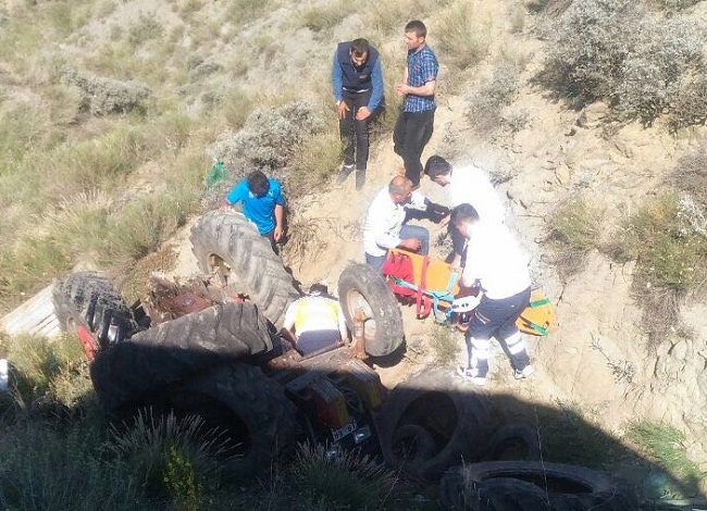 ÇORUM'UN SUNGURLU İLÇESİNDE, KONTROLDEN ÇIKAN TRAKTÖRÜN ŞARAMPOLE UÇMASI SONUCU 3 KİŞİ YARALANDI. (SERKAN ŞANSEVER/ÇORUM-İHA)