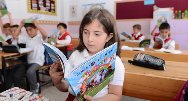 BELEDİYE ÖĞRENCİLERE TATİL KİTABI DAĞITTI