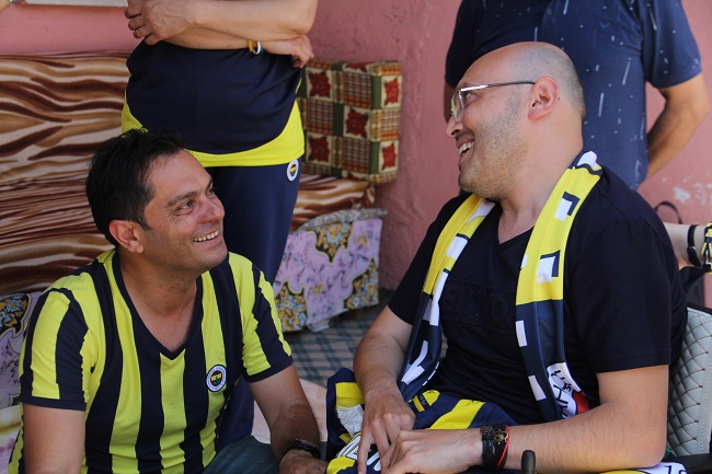 KADIKÖY FENERBAHÇELİLER DERNEĞİ YÖNETİM KURULU ÜYELERİ, ÇORUM’DA YAŞAYAN BEDENSEL VE ZİHİNSEL ENGELLİ 41 YAŞINDAKİ MURAT MEMİŞ'İ ZİYARET ETTİ. (M. MUTTALİP YALÇIN/ÇORUM-İHA)