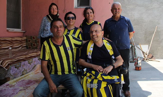 KADIKÖY FENERBAHÇELİLER DERNEĞİ YÖNETİM KURULU ÜYELERİ, ÇORUM’DA YAŞAYAN BEDENSEL VE ZİHİNSEL ENGELLİ 41 YAŞINDAKİ MURAT MEMİŞ'İ ZİYARET ETTİ. (M. MUTTALİP YALÇIN/ÇORUM-İHA)